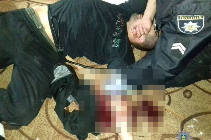 29-летний житель Левобережного района Мариуполя пытался совершить суицид. Полицейским удалось его спасли, однако мужчина потерял много крови.