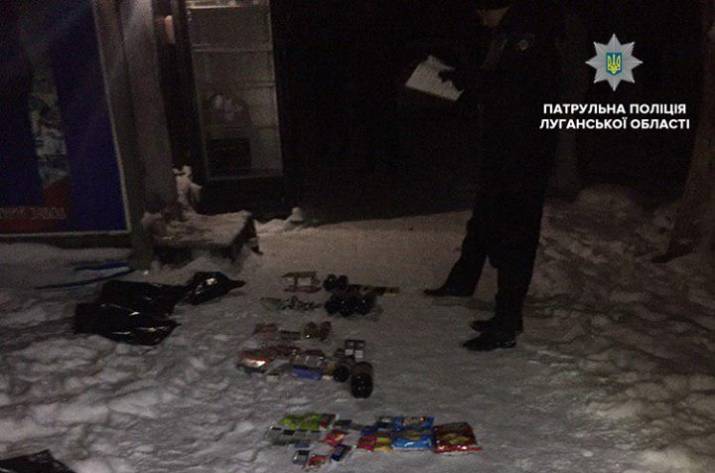 Продавщица продуктового киоска в Лисичанске сообщила в полицию о том, что неизвестный похитил пакеты с продуктами.