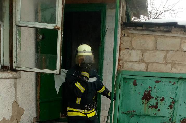 2 января в 7:29 в Службу спасения сообщили о возгорании дома в пгт Станица Луганская по ул. Свободы.