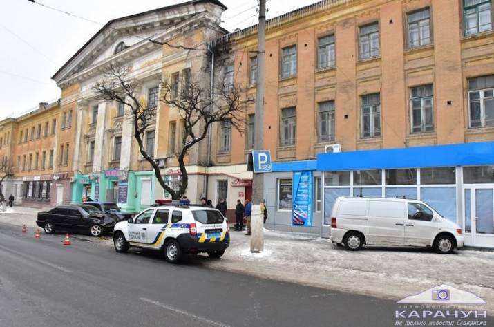 В Славянске на ул. Шелковичной столкнулись два автомобиля. Об этом сообщает местный сайт