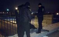 Вчера, 1 января, около 18.00 в полицию Дружковки обратилась женщина с сообщением о том, что на мосту за перилами стоит неизвестный и хочет прыгнуть.