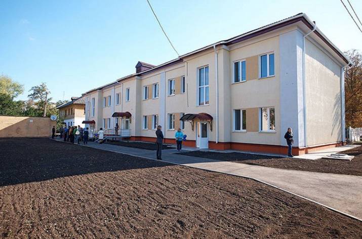 В недавно отремонтированном общежитии для переселенцев Краматорска протекает крыша. Об этом сообщает местный сайт