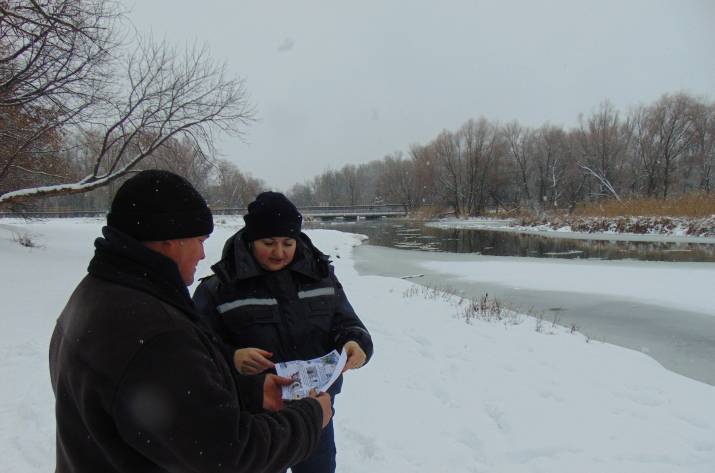 В связи со снижением температурных показателей на водоемах начал формироваться ледовый покров, толщина которого составляет до 5 см. При таких условиях выходить на тонкий лед очень опасно, так как это 