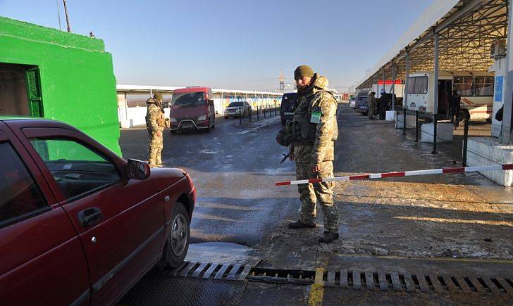 В контрольных пунктах въезда-выезда на линии разграничения с утра находилось 310 автомобилей.
