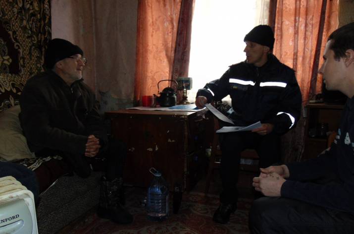 С целью предупреждения возникновения пожаров и гибели людей во время празднования новогодних праздников, инспекторы ГСЧС совместно с представителями социальной службы провели информационно-разъяснител