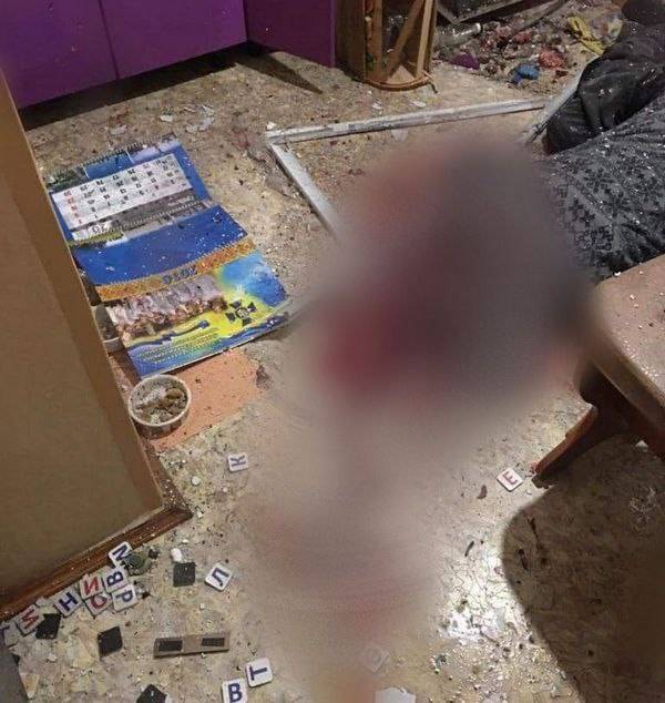 Из-за взрыва гранаты в жилом доме Мариуполя погибло двое мужчин, один из которых - сотрудник СБУ. Об этом, ссылаясь на свои источники в полиции, сообщает