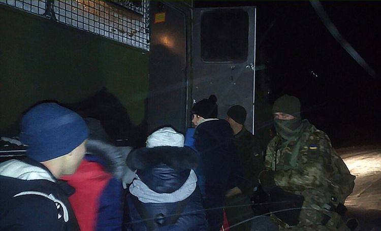 В Донецкой области военнослужащие Национальной гвардии спасли детей, застрявших на дороге из-за снежной бури. Об этом сообщает Штаб Операции Объединённых сил на своей странице в Фейсбуке.