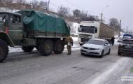 Водители грузовиков из-за погодных условий больше суток не могли преодолеть подъем в районе Горы Поповой в Лисичанске.