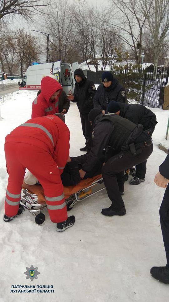 Вчера, 13 января, возвращаясь домой с работы, патрульный увидел женщину, которая неподвижно лежала на тротуаре улицы Малиновского в Лисичанске.