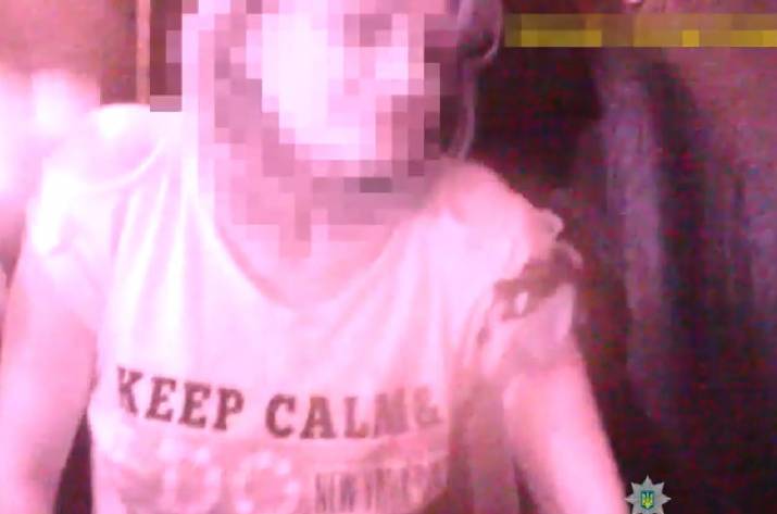 Северодончанка, увидев на лесничной клетке свою соседку с окровавленной рукой, сообщила об этом в полицию и вызвала 