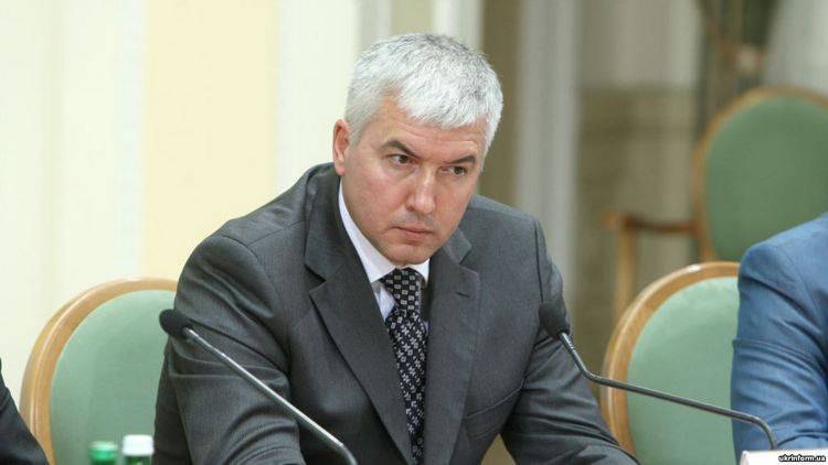 Генеральная прокуратура Украины обвиняет бывшего министра обороны Дмитрия Саламатина в ряде преступлений, в том числе и в государственной измене. Об этом на своей странице в Фейсбуке сообщил генпрокур