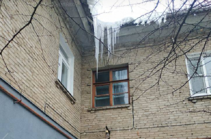 В сети показали большие сосульки, висящие на крышах в Северодонецке
