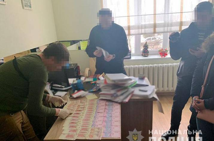 В Департаменте защиты экономики Национальной полиции рассказалии подробности задержания руководительницы коммунального предприятия Луганской ОВГА. Об этом сообщает пресс-служба ведомства.