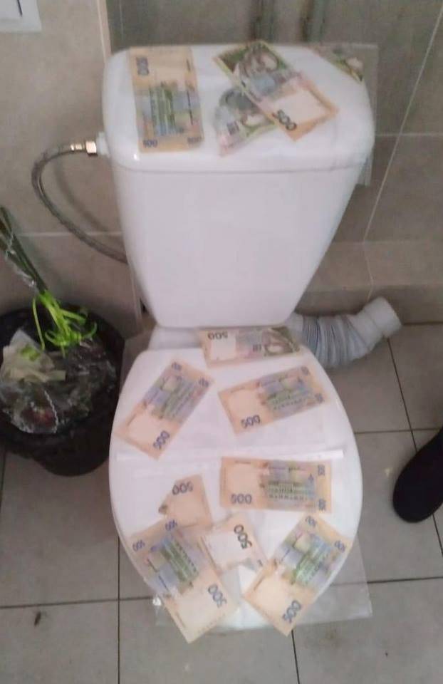 Следователи территориального управления Государственного бюро расследований в Краматорске сообщили подробности задержания уличенной во взятке чиновницы отдела Миграционной службы Донецкой области. Об