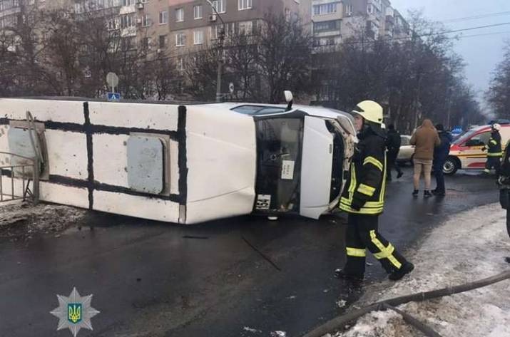 В Центральном районе Мариуполя произошло столкновение легкового автомобиля и маршрутного автобуса. Об этом сообщают местный сайт