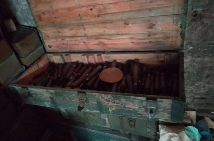 Тайник с боеприпасами полицейские обнаружили во время документирования пожара, который произошел в заброшенном доме.