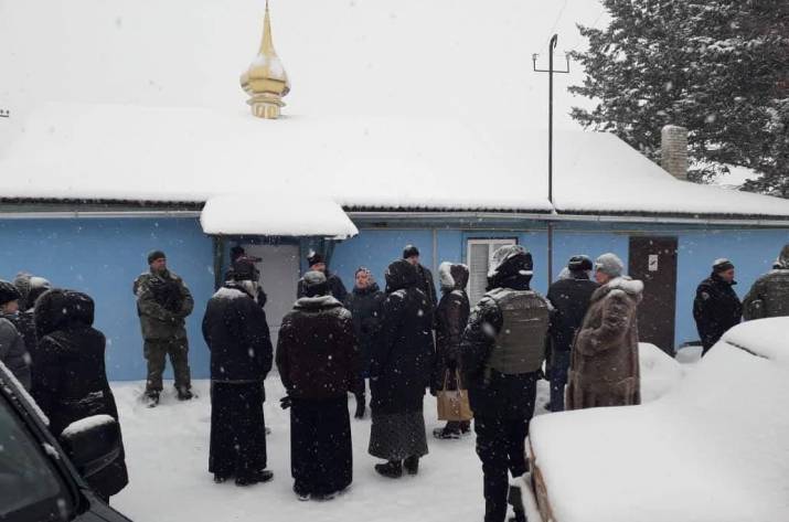 Сегодня, 21 января, в дежурную часть Старобельского отдела полиции поступило сообщение о том, что в с. Веселое, Старобельского района у храма собрались 20 граждан и митингуют касаемо смены настоятеля 