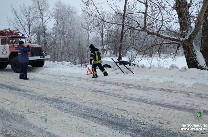 Из-за усложнения погодных условий многие водители стали заложниками снежного плена. За минувшие сутки такие случаи не редкость.
