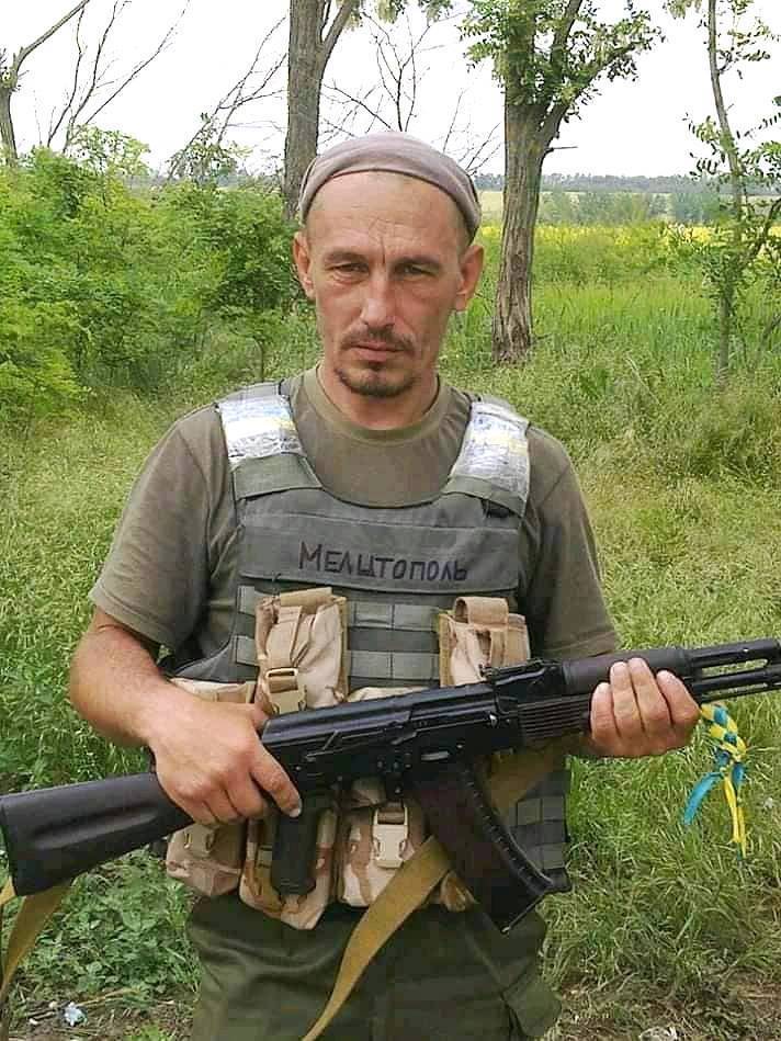 В Мелитополе Запорожской области простились с участником боевых действий на Донбассе Сергеем Садовским.