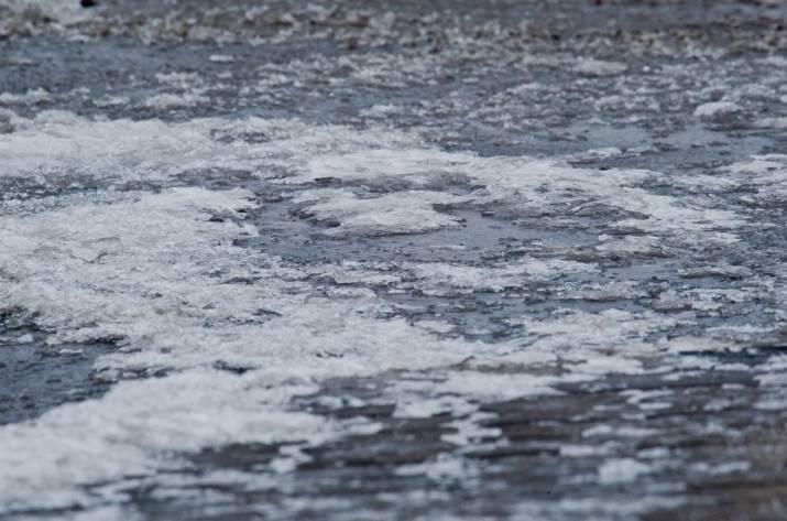 Непогода: Дороги в Лисичанске так и не почистили (видео)