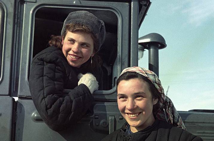 Постановочные фото советской жизни