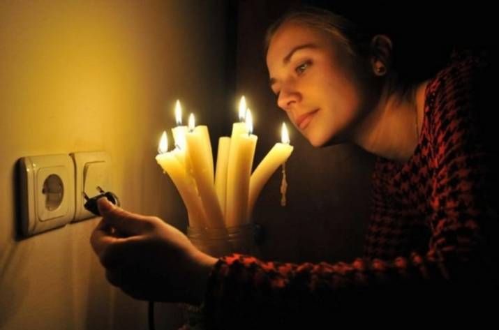 В связи с ухудшением погодных условий более 1700 абонентов Славяносербского и Должанского районов Луганщины и Старобешевский район Донетчины остались без электроэнергии. Об этом сообщают так называемы