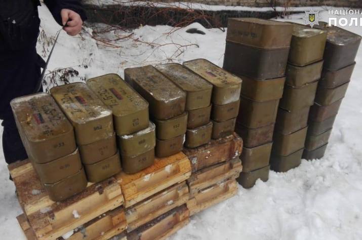 На территории заброшенного завода в Северодонецке обнаружили и изъяли 10 ящиков боеприпасов.