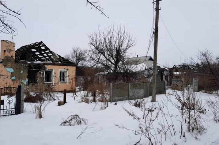 Поселок Опытное находится возле разрушенного Донецкого аэропорта. У местных жителей уже пять лет нет электричества, газа и воды. За четыре года было написано несколько коллективных обращений к властям