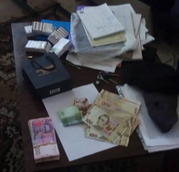 Сотрудники Службы безопасности Украины  разоблачили одного из руководителей исправительного учреждения Донецкой области на взятке. Об этом сообщает пресс-центр СБУ.