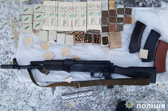 На Луганщине полицейские обнаружили и изъяли у 33-летнего мужчины автомат Калашникова, три магазина к нему и более 1000 патронов различного калибра.