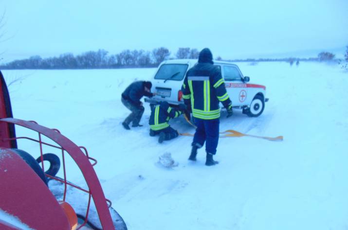 На протяжении суток спасатели Луганщины дважды оказывали помощь водителям на автодорогах области.