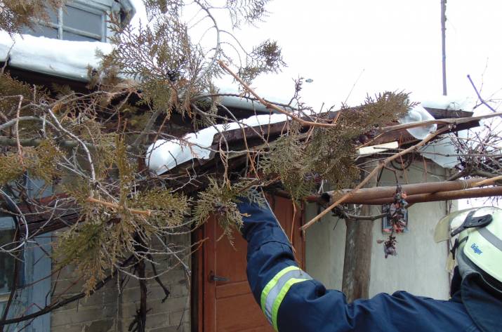 Сегодня, 31 января, в 13:25 в Службу спасения поступило сообщение о необходимости помощи пожилой женщине, которая не могла выйти из собственного дома. 