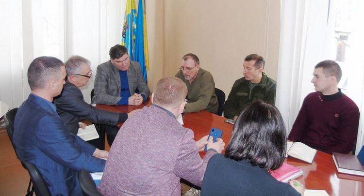 В Золотовской военно-гражданской администрации состоялось экстренное заседание комиссии по вопросам обеспечения жителей временным жильем на время урегулирования вооруженного конфликта. Об этос сообщае