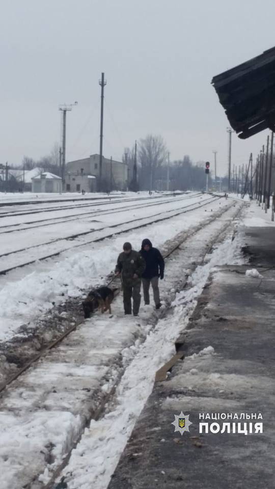 Полицейские Луганской области несут службу на ж/д и автовокзалах, не доспуская утечку из зоны проведения операции объединенных сил оружия, боеприпасов и взрывчатки.