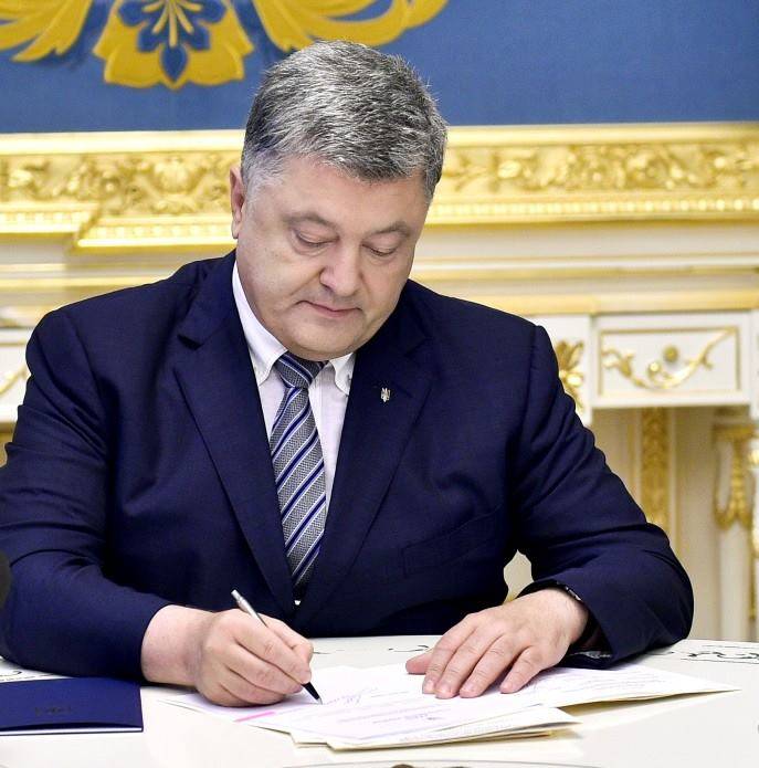 Президент Украины Петр Порошенко подписал Указ о награждении государственными наградами 88 военных.