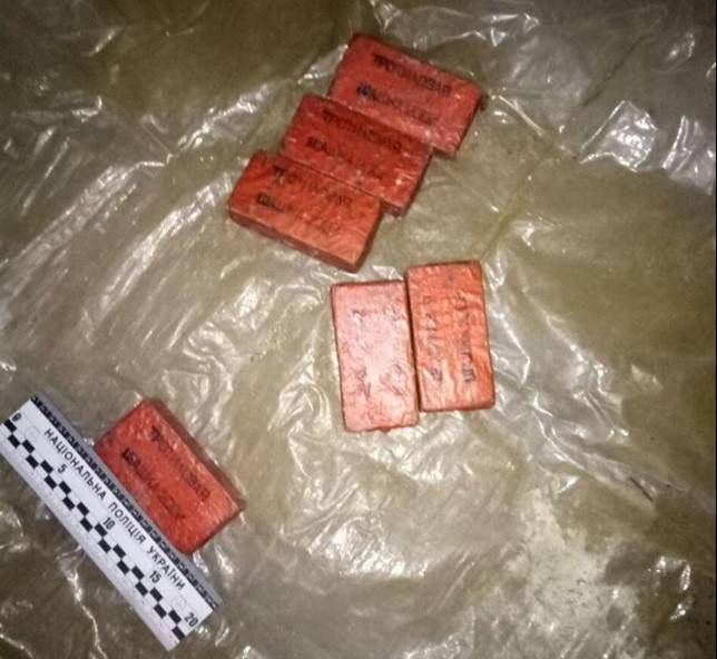 Вчера, 2 февраля, вечером на крыше девятиэтажного дома на проспекте Победы (г. Лисичанск) патрульные заметили свет фонарика и человеческие силуэты.