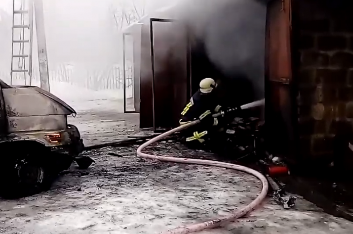 В Луганской области загорелся гараж с автомобилем