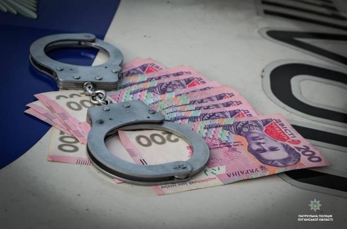 В Рубежном мужчина пытался дать взятку патрульным 