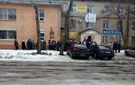В Северодонецке выстроилась большая очередь возле 