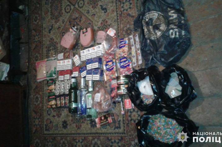 Вчера, 8 февраля, в пгт Петропавловка Станично-Луганского района неизвестные лица, путем повреждения металлической решетки и разбития окна, проникли внутрь магазина и похитили продукты питания, алкого