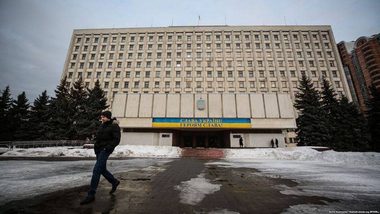 Центральная избирательная комиссия завершила регистрацию кандидатов в президенты Украины. Всего с 31 декабря зарегистрировалось 44 человека.