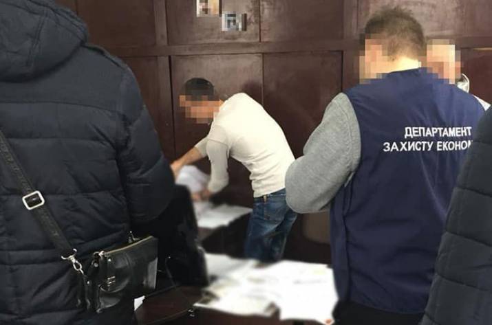 В Луганской области оперативники Управления защиты экономики, следователи Рубежанского отдела полиции под процессуальным руководством Северодонецкого местной прокуратуры задокументировали факт вымогат