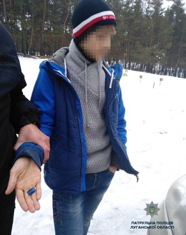 Вчера, около 16:00 в лесополосе, вблизи улицы Объездной, рубежанские инспекторы заметили неизвестного мужчину, который, увидев автомобиль полицейских, мгновенно изменил направление движения и ускорил