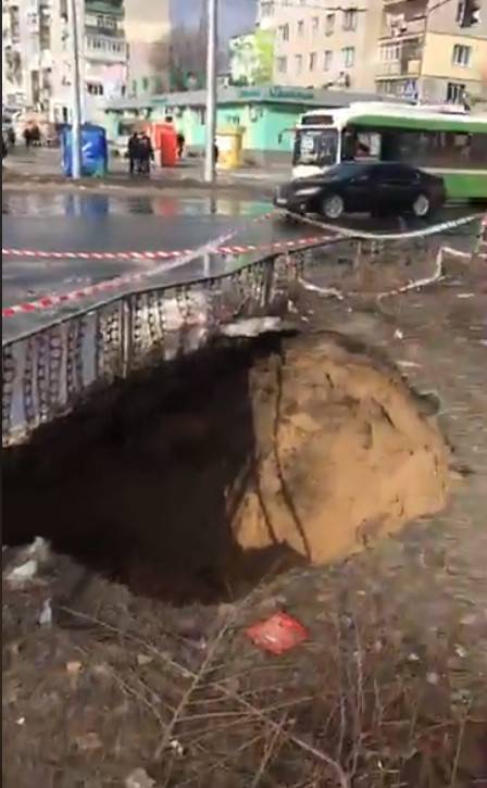 В Северодонецке на пересечении проспекта Гвардейский и улицы Курчатова под проезжей частью обнаружен обвал.