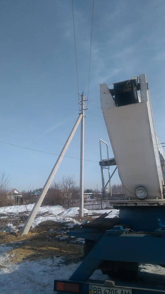 Сотрудники Станично-Луганского РЭС успешно и своевременно завершили реконструкцию линии ВЛ-04 кВ №3 от КТП 2606 в поселке Ольховое.