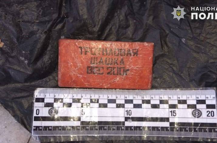 У жителя Старобельского района обнаружили и изъяли тайник с оружием и боеприпасами.