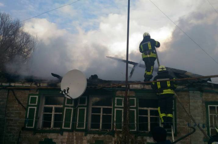 Вчера, 21 февраля, в 15:11 в Службу спасения поступило сообщение о возгорании крыши жилого дома по ул. Малика в с. Михайловка Кременского района.