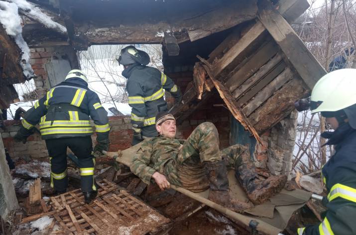 Вчера, 21 февраля, в 15:10 в Службу спасения поступило сообщение о том, что в Попасной мужчине нужна помощь в освобождении из-под завала.