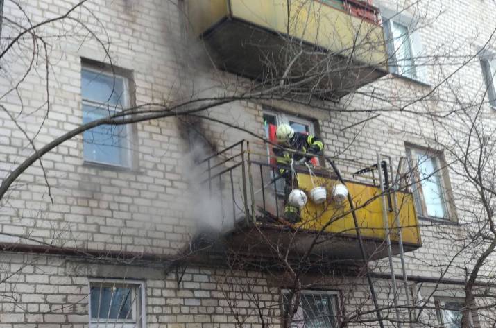 Вчера, 22 февраля, в 14:10 в Службу спасения поступило сообщение о пожаре на балконе одной из квартир пятиэтажного дома по адресу: г. Северодонецк, ул. Ломоносова.