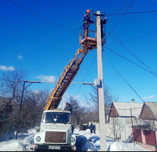 В Попасной Луганской области завершили капитальный ремонт линии ВЛ-0,4 кВ от ТП-527, который начался 7 февраля.
